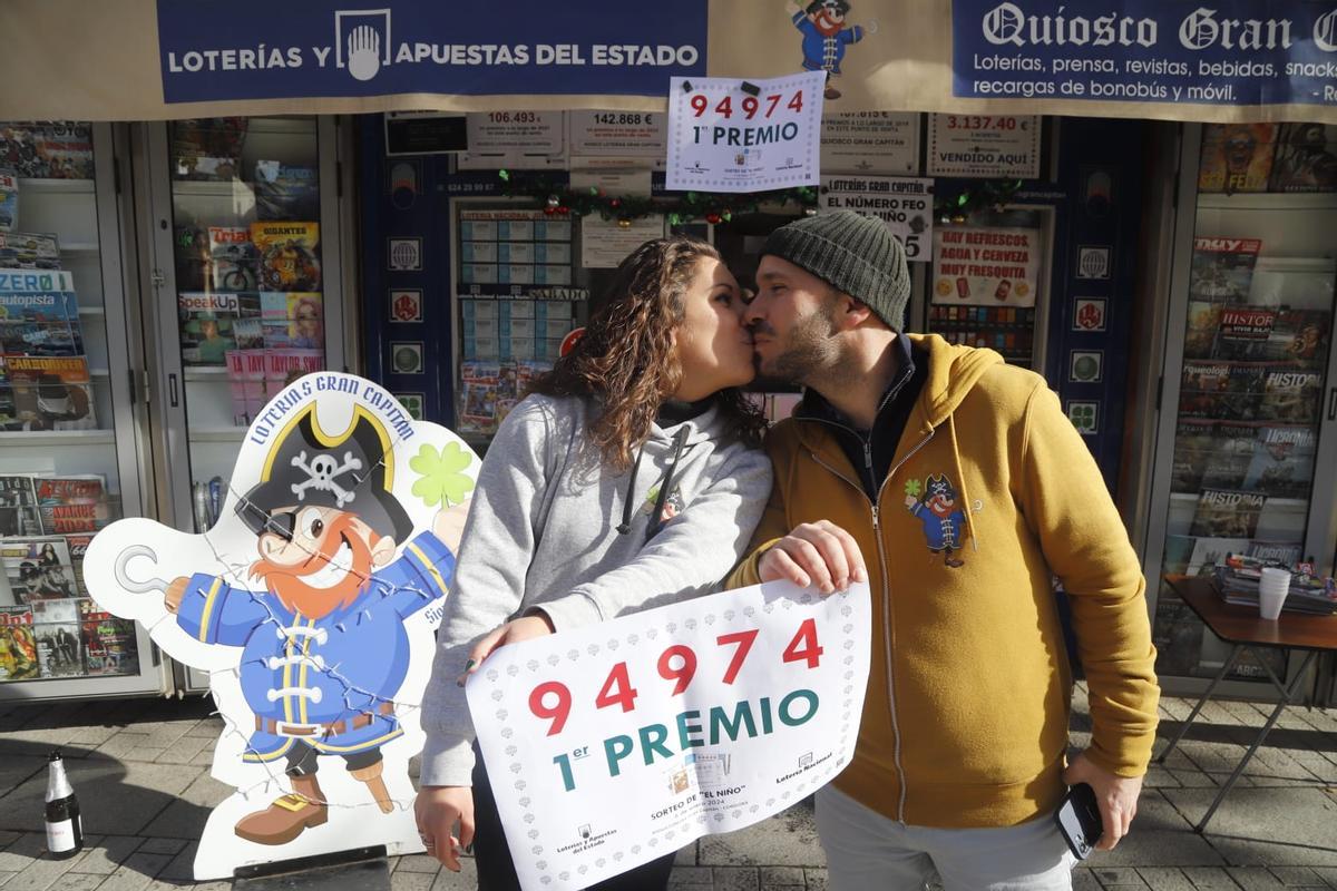 Pedro Calleja y Paqui Rojas, responsables del quiosco del bulevar del Gran Capitán, donde se ha vendido un décimo del primer premio del Niño.