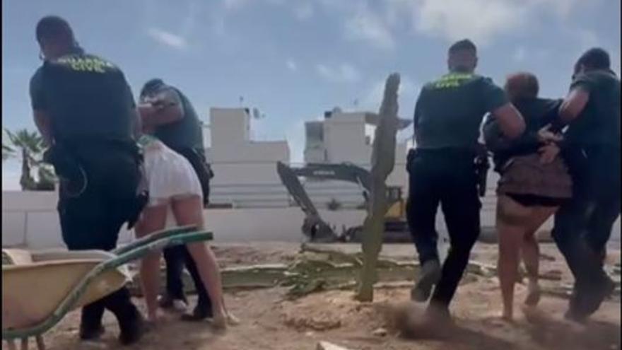 La Guardia Civil detiene de nuevo por la fuerza a las dos jóvenes que rechazan la construcción de viviendas turísticas en la Finca Langostina en Orihuela Costa