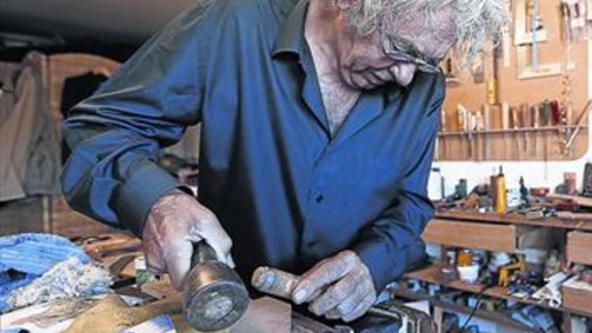 Ibáñez, en su taller de fabricación de castañuelas, una afición de largo recorrido.