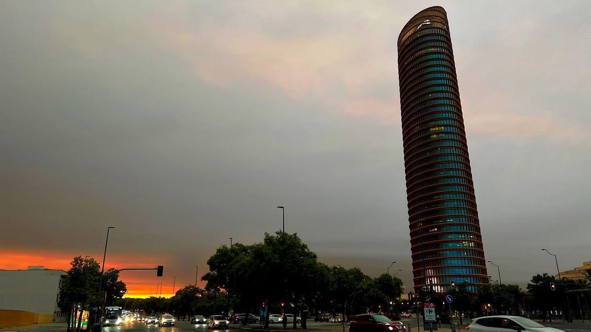 Cielo nublado por el humo procedente del incendio de Niebla en Sevilla capital.