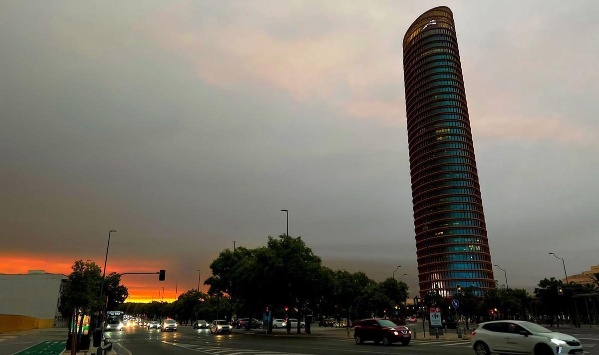 Cielo nublado por el humo procedente del incendio de Niebla en Sevilla capital.