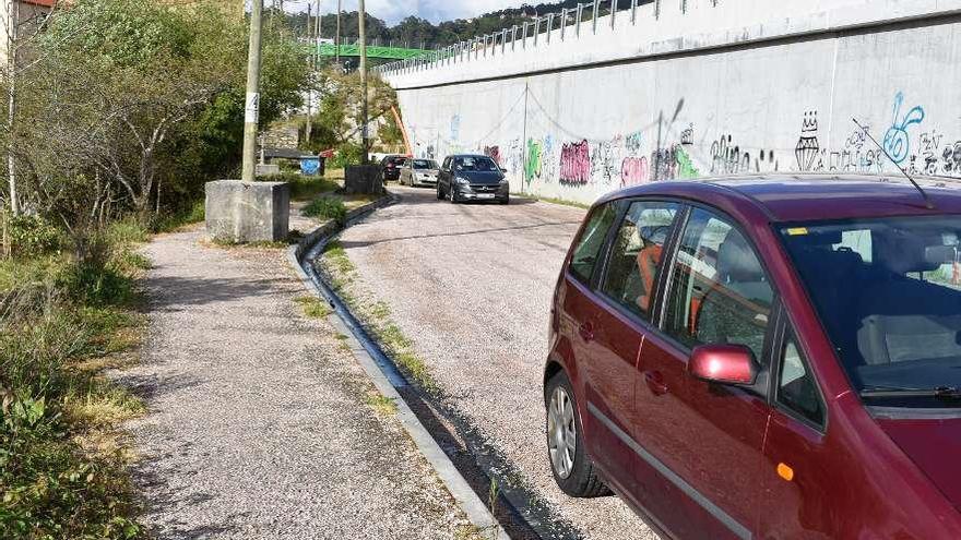 Estado que presenta el Camiño de Pasán, con el firme de tierra y sin urbanizar desde hace dos años. // FdV