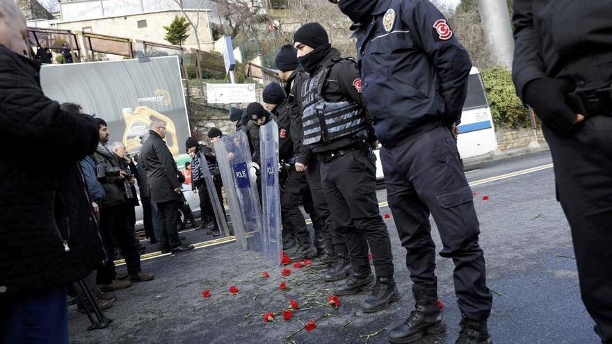 Amigos y familiares lloran a las víctimas del atentado en Estambul