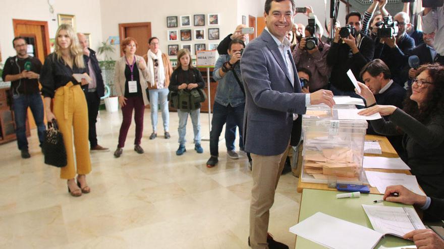 Juanma Moreno, votando en Málaga este domingo.