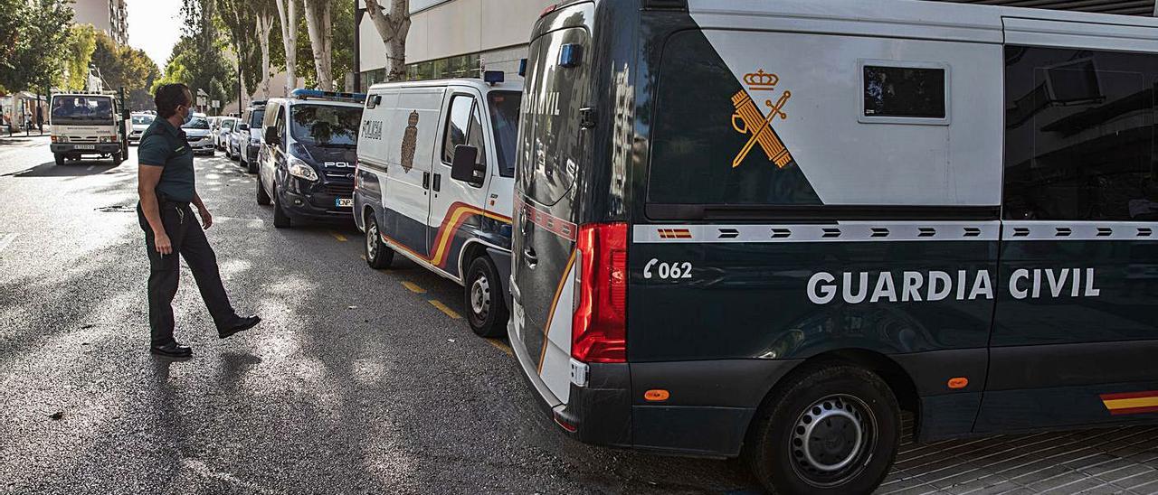 Vehículos de la Guardia Civil y la Policía ante el edificio de los Juzgados en Vila. | ZOWY VOETEN