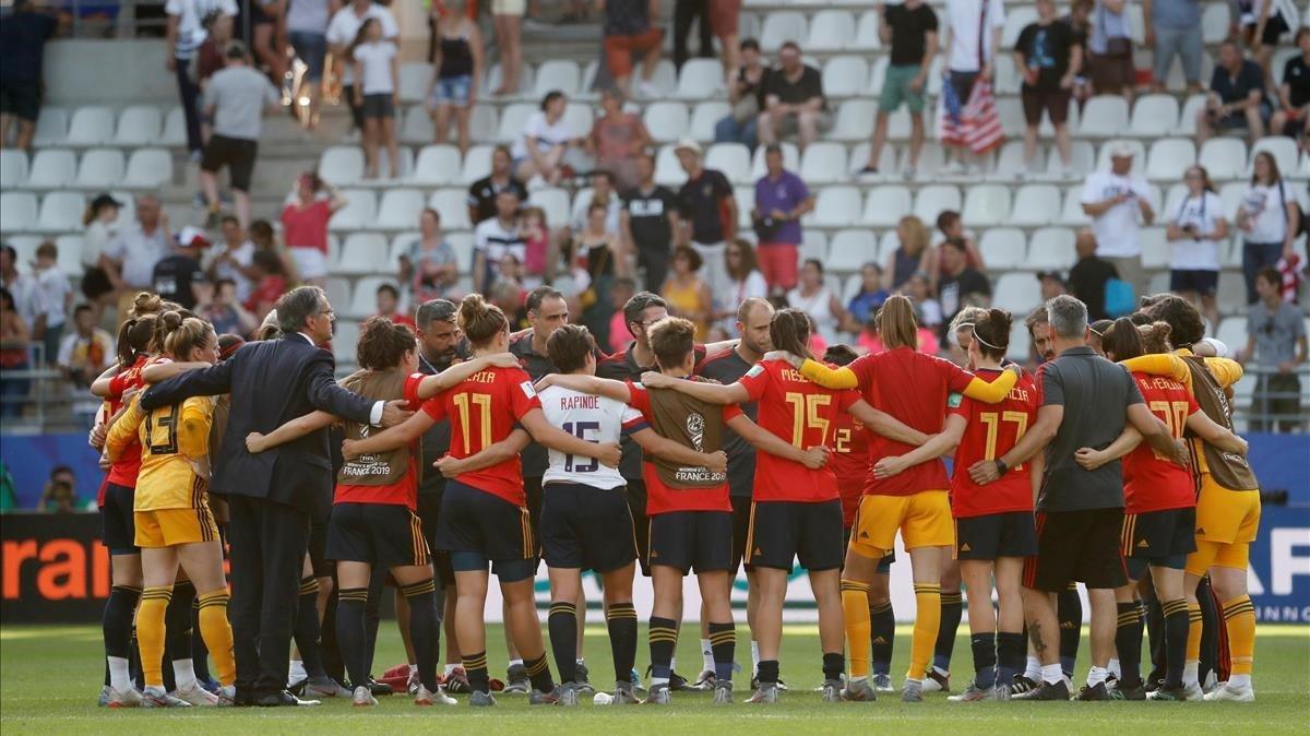 España cae por un penalti polémico (1-2). Las americanas transforman una segunda pena máxima que destruye el sueño de las españolas. Los 97 minutos que la selección española protagonizó frente a la todopoderosa selección americana se convirtieron en una prueba más de que el fútbol femenino sigue creciendo, de que sigue haciendo historia, de que no se ve que pueda tener techo y de que es una realidad para todos.