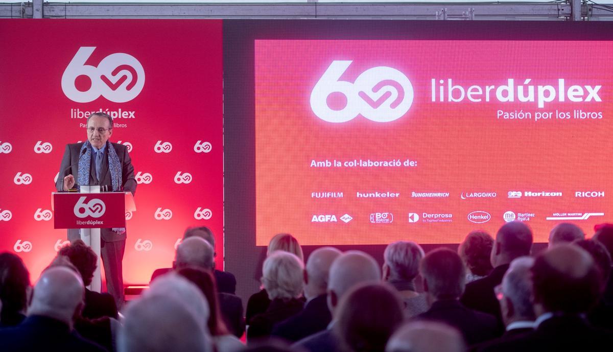 El presidente de Prensa Ibérica, Javier Moll, da la bienvenida a los asistentes en el acto de inauguración de la nueva planta de impresión de libros de Liberdúplex, cuando se cumple el 60 aniversario de su creación.