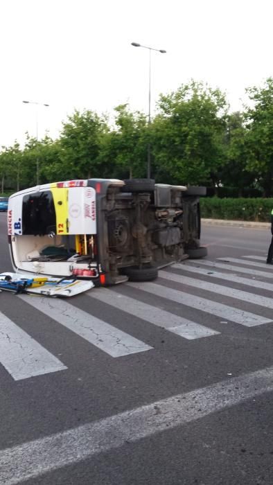 Una ambulancia vuelca tras chocar contra un turismo en el Bulevar Sur de València