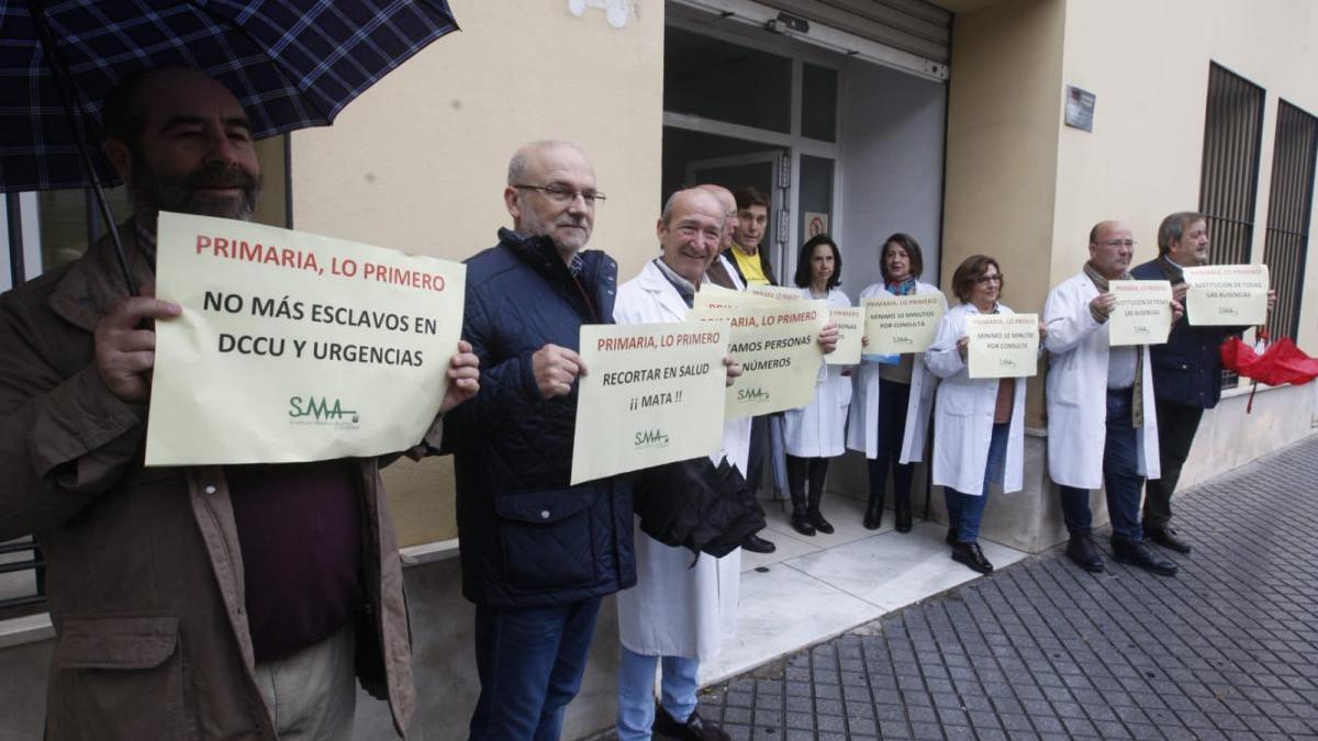 Protesta de médicos de familia en el centro de salud de Colón