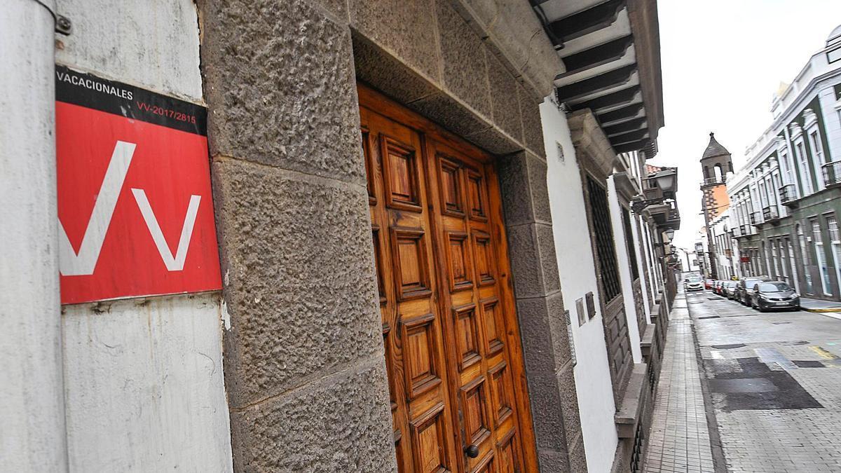 El cartel de vivienda vacacional de un inmueble de la ciudad de Las Palmas de Gran Canaria.