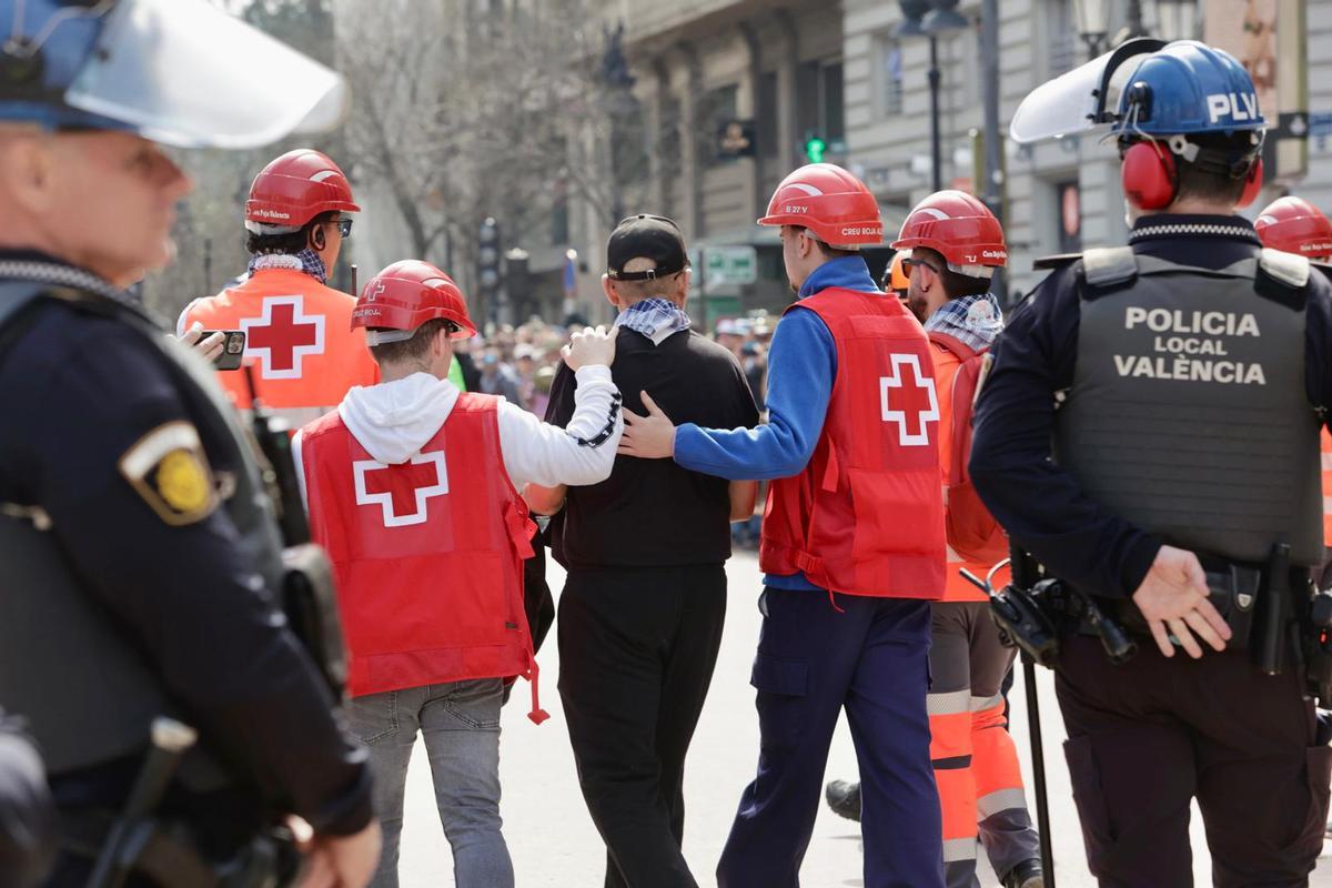 Atienden a 45 personas por lipotimias y golpes de calor en la mascletà.