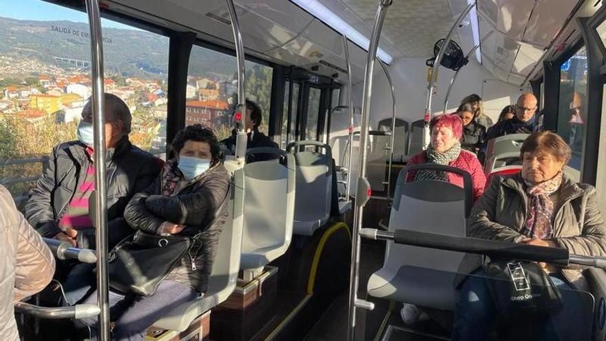 Los gallegos se despiden de las mascarillas en el transporte