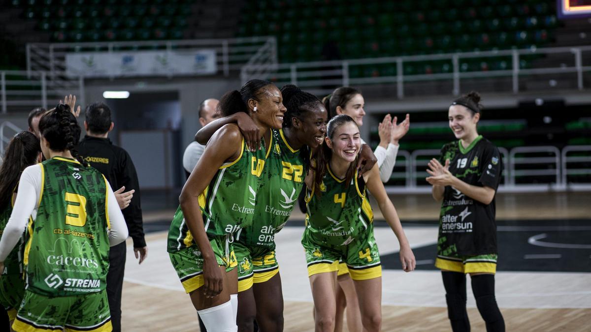 Jugadoras del Al-Qázeres, celebrando el triunfo al final.