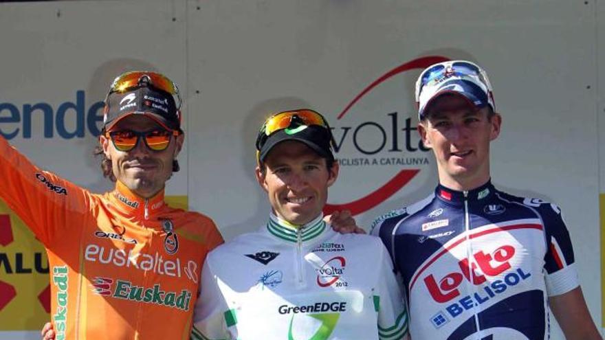 Samuel, a la izquierda, en el podio, con Albasini y Van den Broeck.