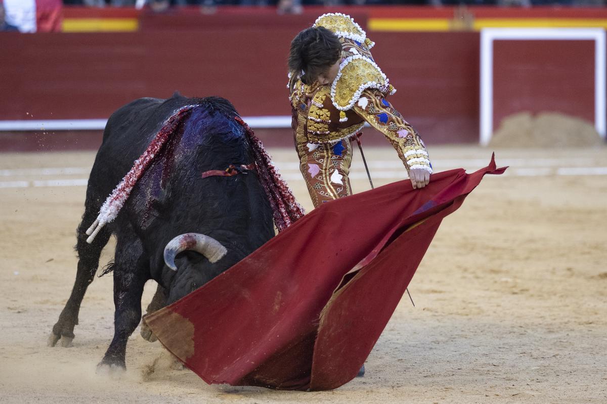 La puerta grande de Roca Rey en la Feria de Fallas, en imágenes