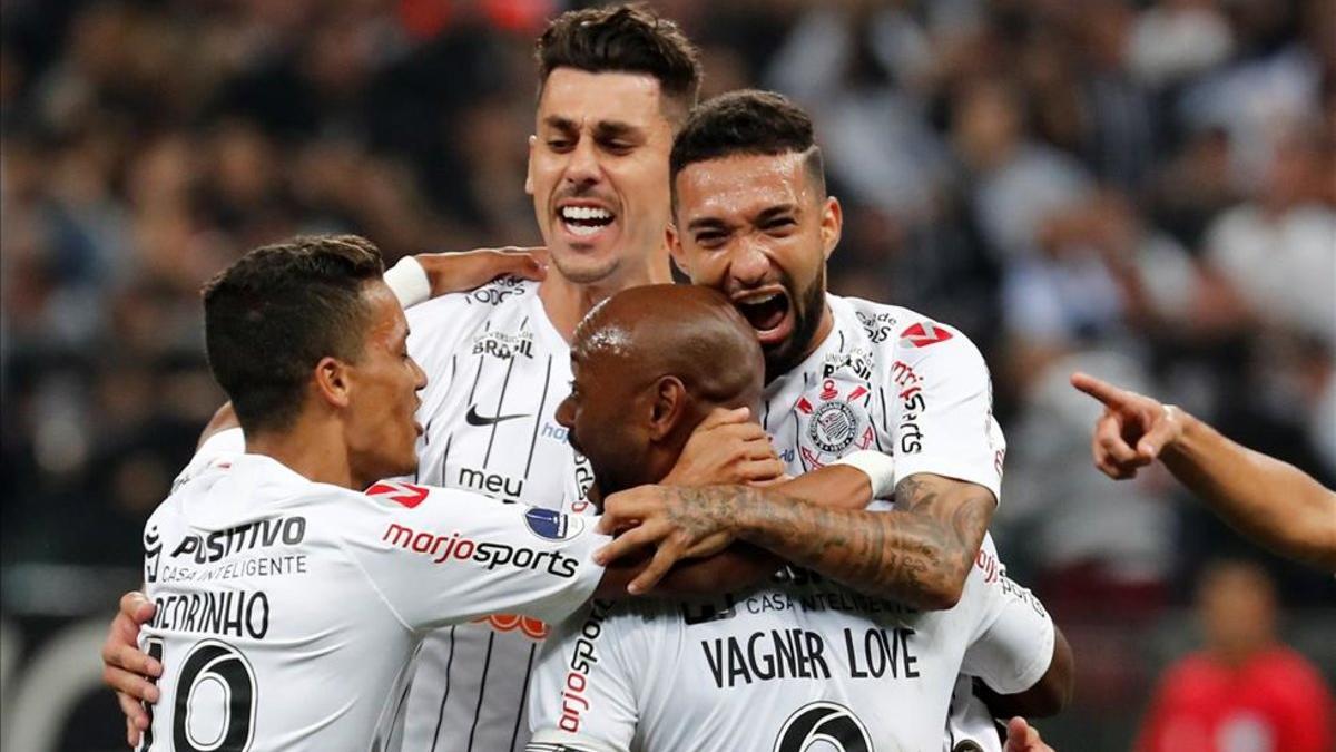 Corinthians tiene pie y medio en los cuartos de la Copa Sudamericana