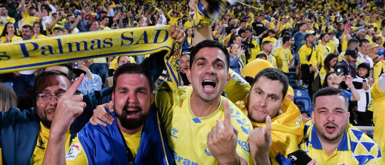 Un grupo de aficionados festeja el ascenso ante el Deportivo Alavés, el 27 de mayo, con 31.790 espectadores en el Gran Canaria en la última jornada.  | | JOSÉ CARLOS GUERRA
