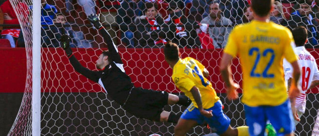 Jonathan Viera dispara desde la frontal y el esférico se estrella en el palo del meta sevillista Rico.