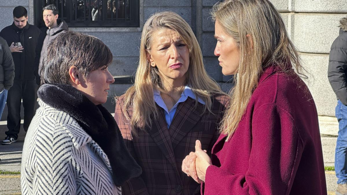 La vicepresidenta tercera y ministra para la Transición Ecológica y el Reto Demográfico del Gobierno, Sara Aagesen, conversa con la vicepresidenta segunda, Yolanda Díaz  y la ministra de Vivienda, Isabel Rodríguez, conversan tras el minuto de silencio guardado este lunes en el complejo de Nuevos Ministerios en memoria de las víctimas del accidente ferroviario de Adamuz (Córdoba).