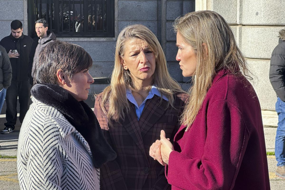 La vicepresidenta tercera y ministra para la Transición Ecológica y el Reto Demográfico del Gobierno, Sara Aagesen, conversa con la vicepresidenta segunda, Yolanda Díaz  y la ministra de Vivienda, Isabel Rodríguez, conversan tras el minuto de silencio guardado este lunes en el complejo de Nuevos Ministerios en memoria de las víctimas del accidente ferroviario de Adamuz (Córdoba).