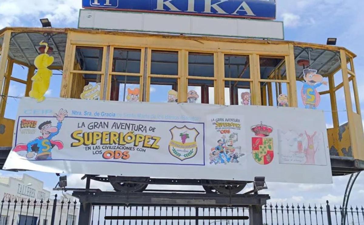 Tranvía del 'Hotel Restaurante Kika' decorado por el alumnado.
