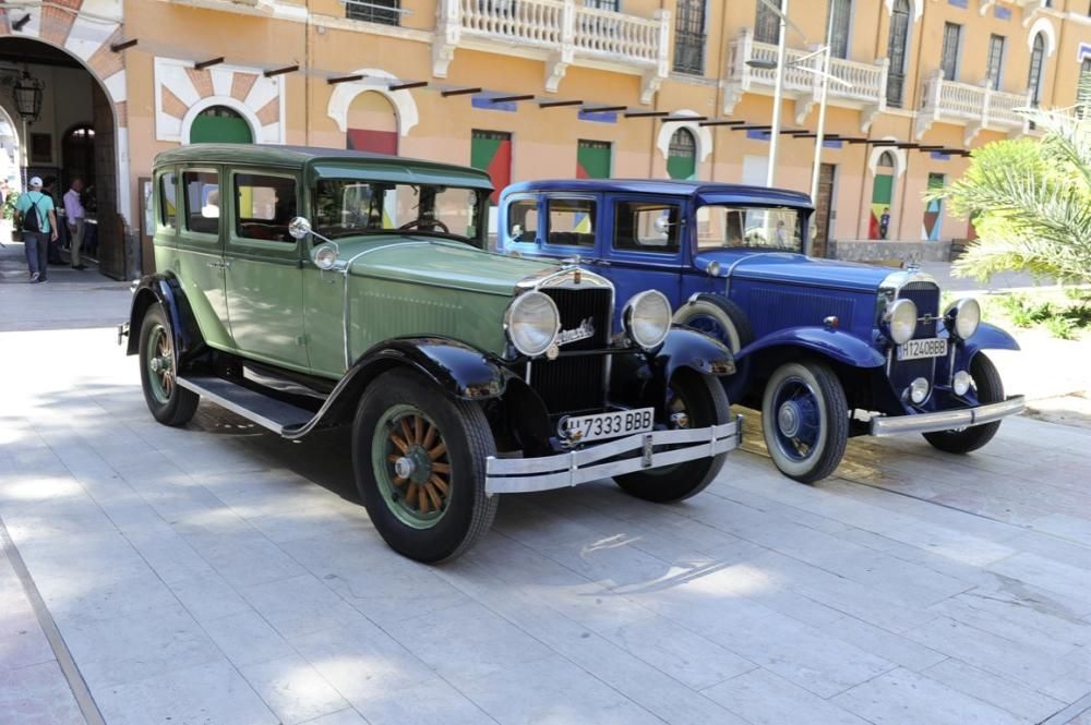 Lo coches antiguos conquistan  el Cuartel de Artillería