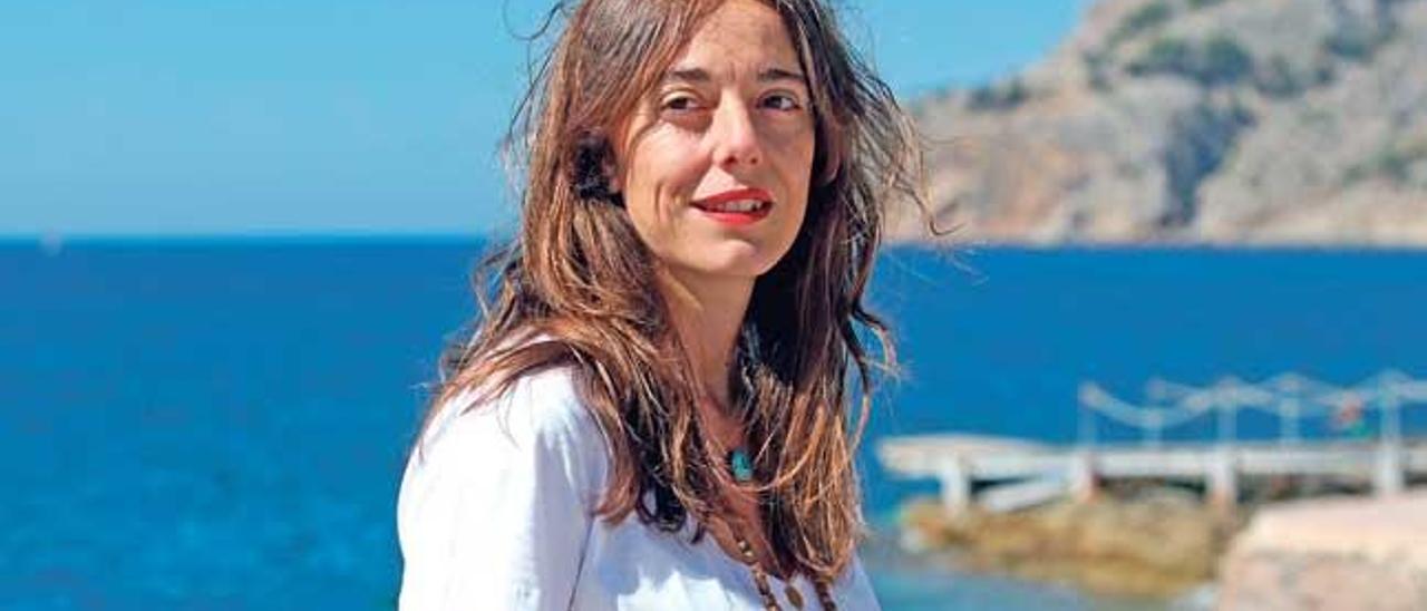 La editora y agente literaria Mónica Carmona, en la playa de Camp de Mar.