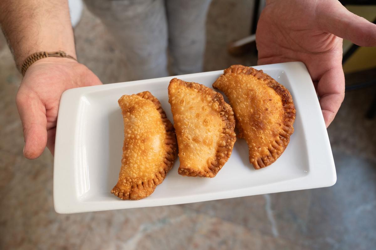 En imágenes | Bar Miguel, en Zaragoza, un sitio 'de toda la vida' con bocadillos de calamares a 3,50 euros: "Comida casera, de la abuela y buena"