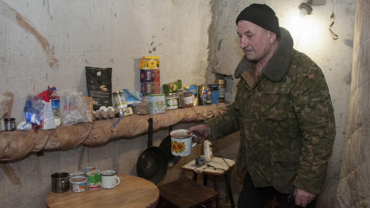 Un hombre prepara una taza de té en su vivienda de la localidad de Kharkiv en Ucrania.
