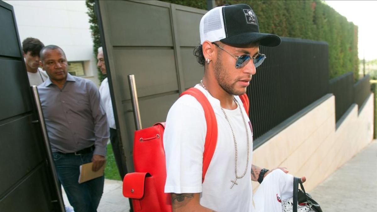 Neymar, camino de París