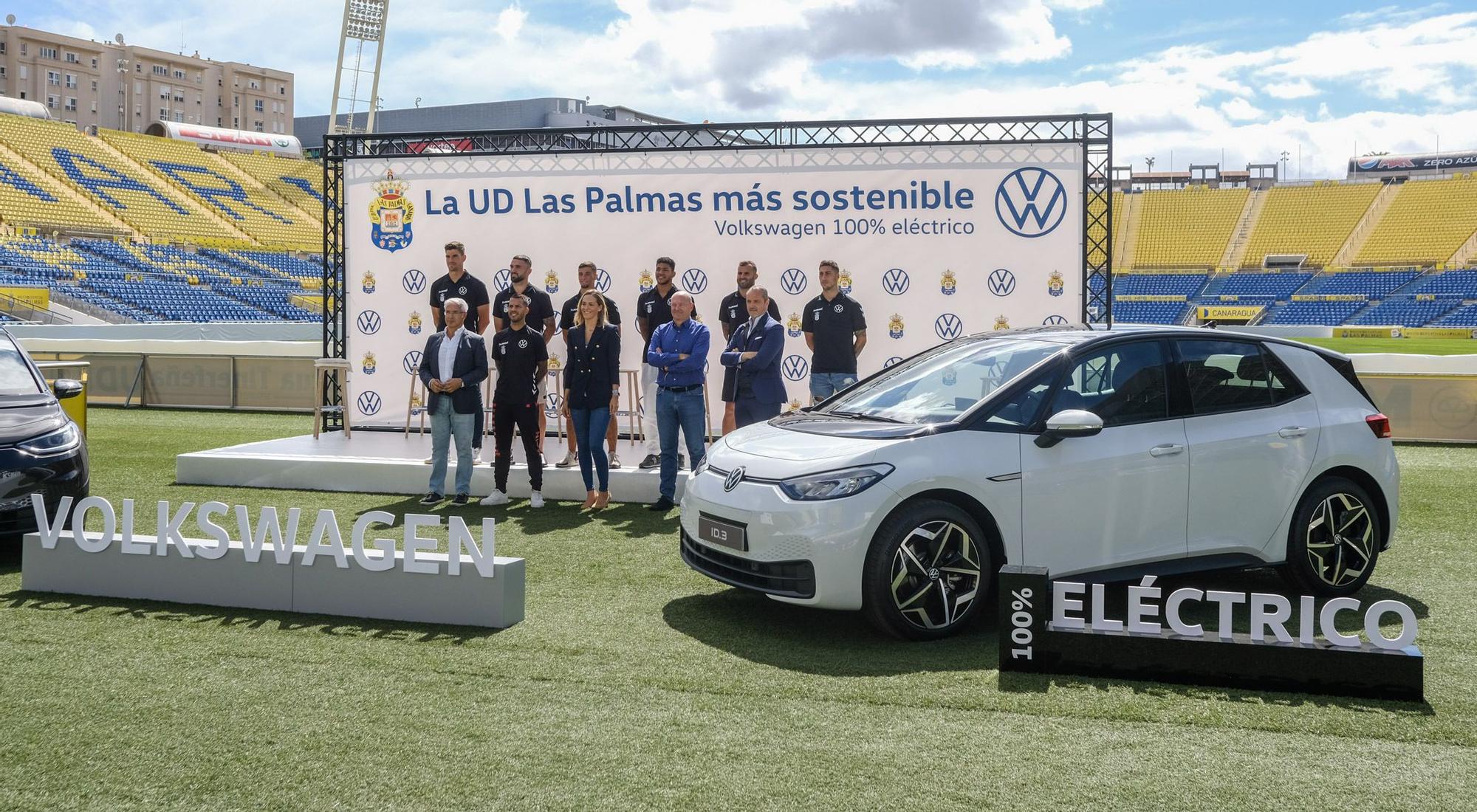 La UD Las Palmas recibe la nueva flota de coches eléctricos Volkswagen ID.3