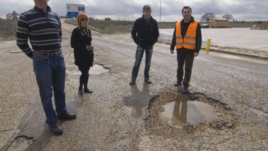 Empresarios y encargados de los tres negocios del área de servicio de Quintanilla, en la autovía A-52.