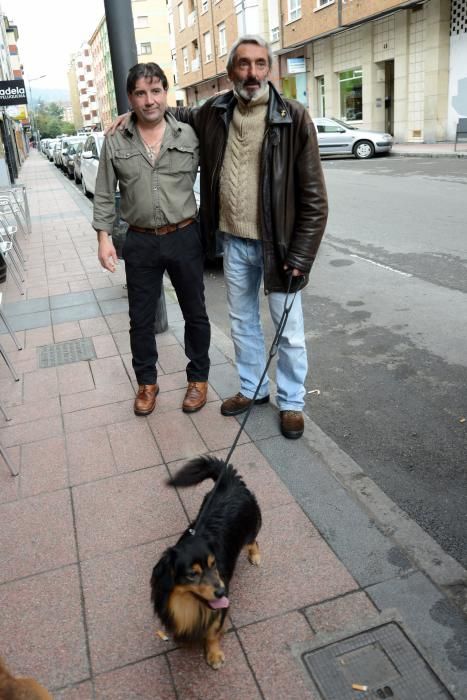 Josín entrega su perro "Trasgu" a Antonia Morales