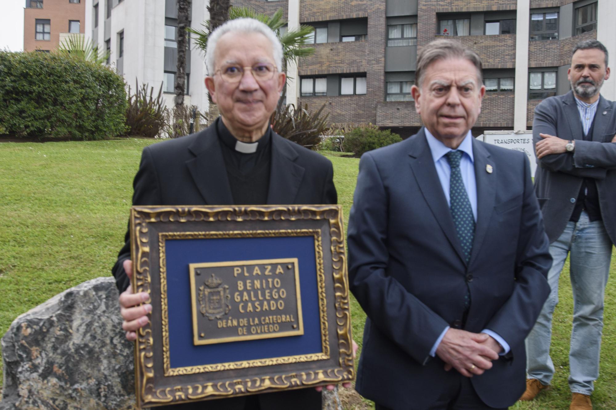 El deán de la Catedral de Oviedo ya está en el callejero: así fue la inauguración de la plaza Benito Gallego