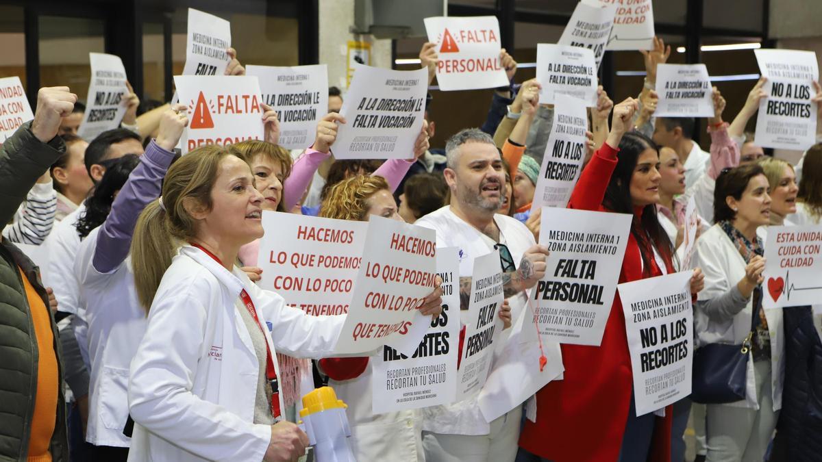 Concentración en la puerta principal del hospital Rafael Méndez