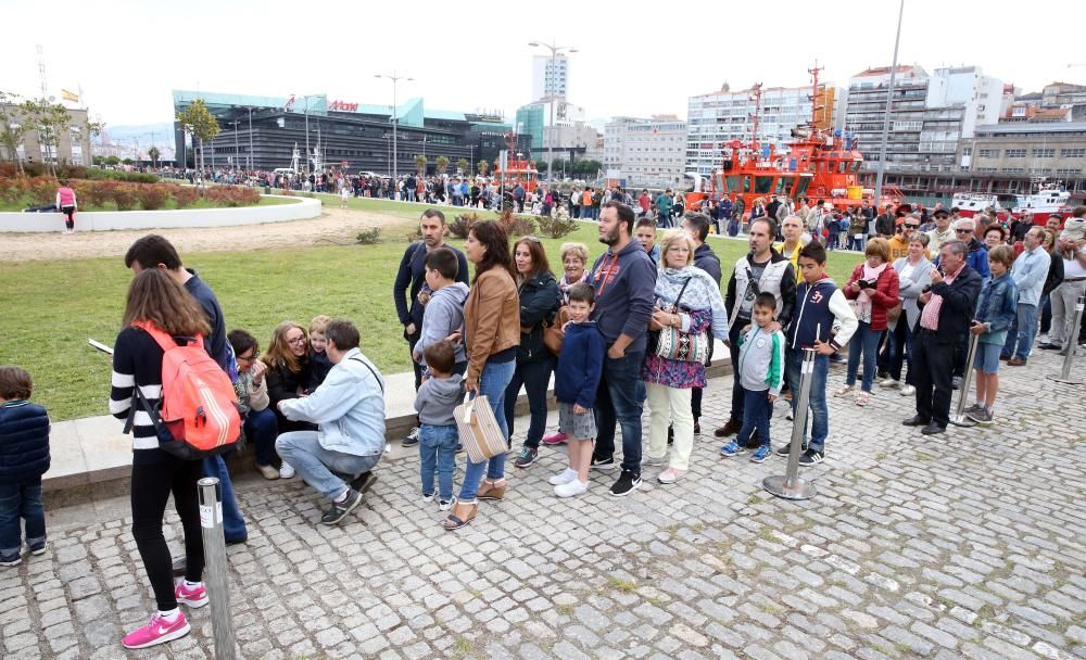 Cientos de personas han subido a bordo del portaeronaves más grande de la Armada española