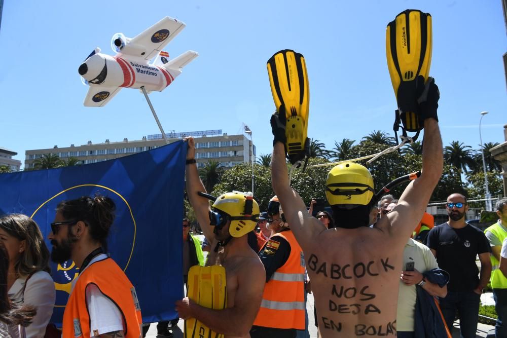 Pilotos, rescatadores y técnicos de Babcock en huelga denuncian su situación de precariedad y piden a las administraciones que medien.