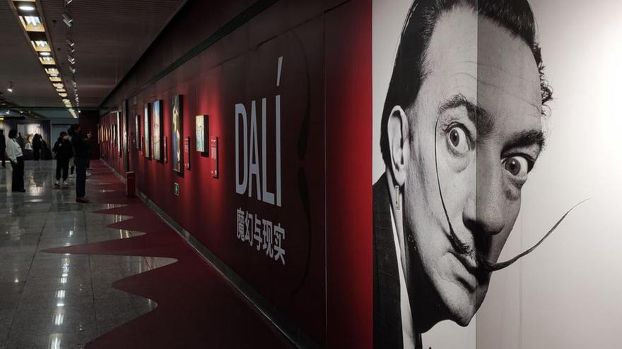 L’obra de Dalí davant del milió de viatgers diaris del metro de Xangai