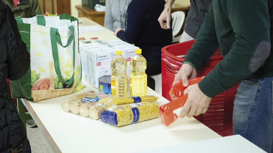 Reparto de alimentos a través de una entidad social.