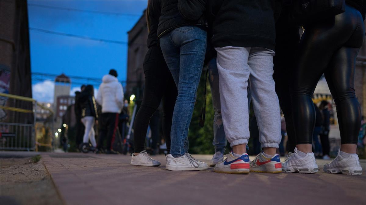 Jóvenes se concentran en Can Batlló el 5 de enero tras la agresión.