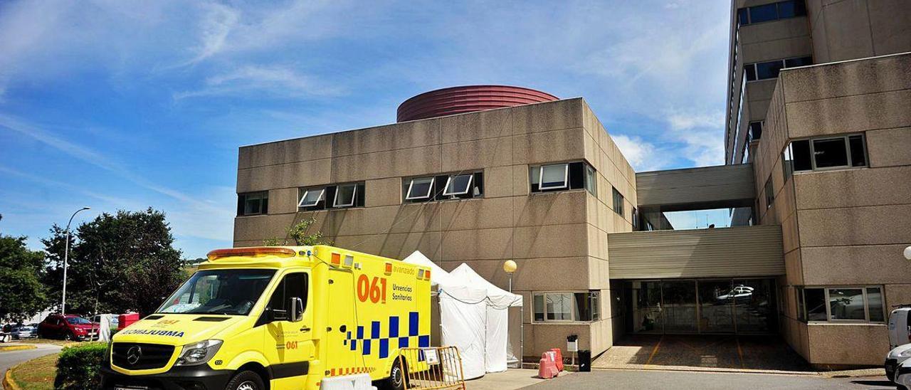 Zona de espera de la ambulancia medicalizada en el Hospital Comarcal de O Salnés.