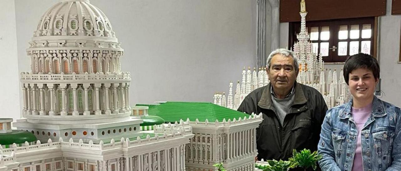 El artista Praxíteles González y 
la alcaldesa de O Rosal, junto 
a la maqueta del Capitolio.