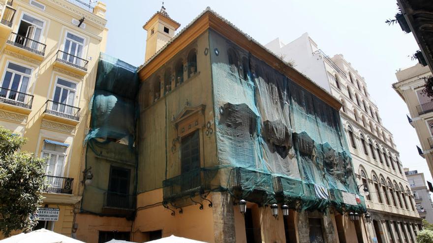 El Palacio de Valeriola se encuentra en la calle del Mar, en el recinto de la antigua judería.