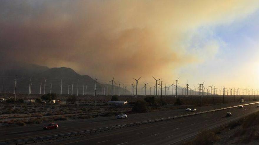 El incendio que azota el sureste de California obliga a evacuar a 1.500 personas