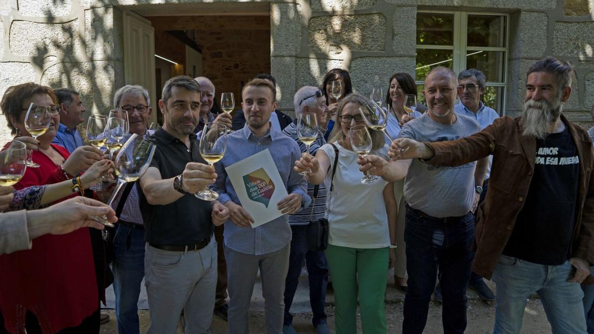 Un brindis por la IXP Barbanza e Iria, durante el acto reivindicativo llevado a cabo en Boiro.   | // FDV