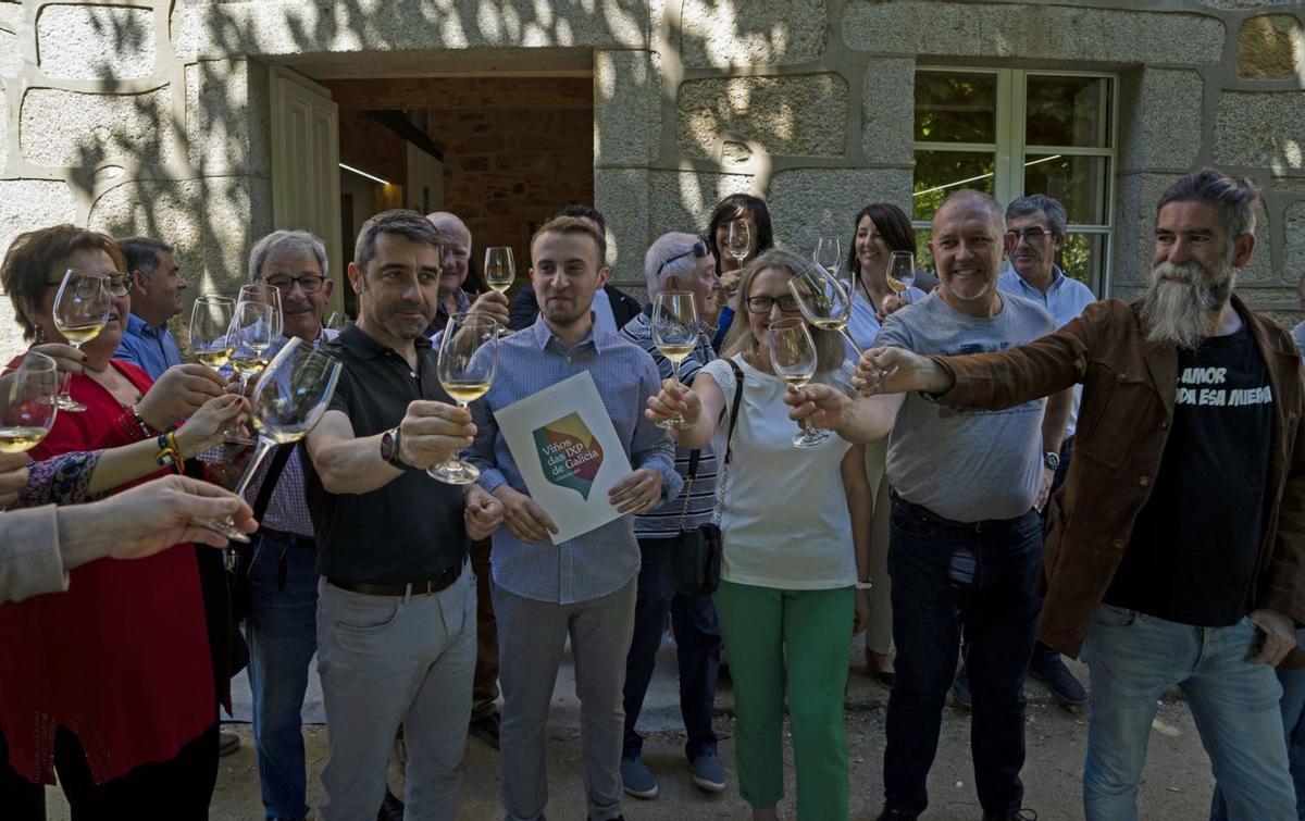 Un brindis por la IXP Barbanza e Iria, durante el actoreivindicativo llevado a caboen Boiro. | // FDV