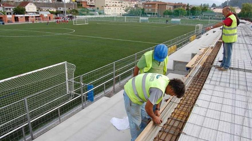 Estado que presentan las obras de la nueva grada del campo de fútbol municipal de Santa Mariña.