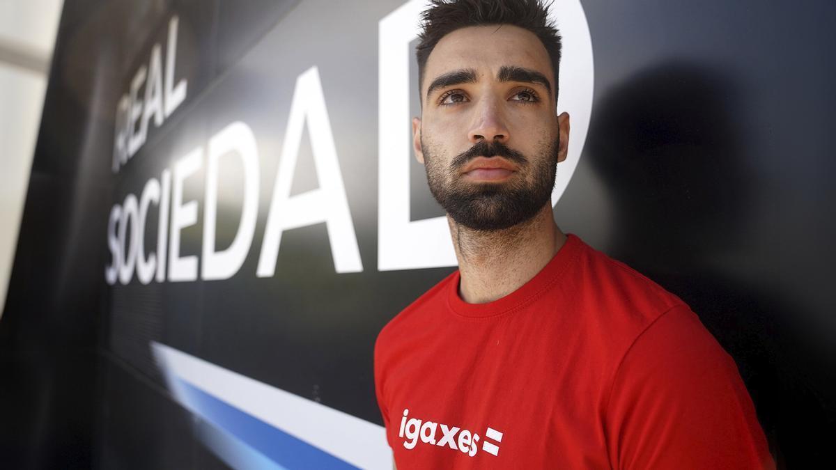 Brais Méndez con la camiseta de la ONG Igaxes.