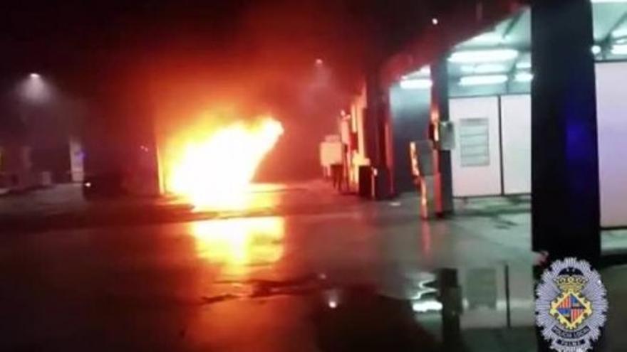 Brennendes Auto an Tankstelle in Palma gelöscht