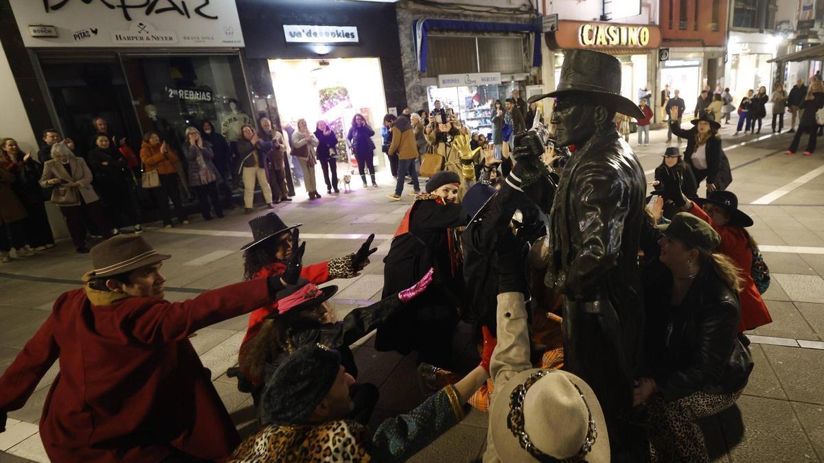 Oviedo baila al ritmo de Tino Casal: los fans de artista celebran su 76 cumpleaños con un flashmob junto a su estatua
